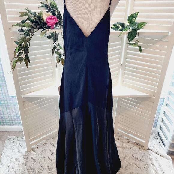 LULU'S NEW BLACK SILK LIKE DRESS (POLYESTER) V NECK SIZE MED - Picture 1 of 13